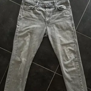 Chris/loose/straight ljusgråa jeans. Storlek W30 L32.  Skick 9/10 Tveka inte på att ställa nån fråga! 