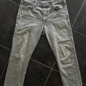 Jack & Jones jeans - Chris/loose/straight ljusgråa jeans. Storlek W30 L32.  Skick 9/10 Tveka inte på att ställa nån fråga! 
