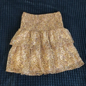 Mönstring minikjol - Säljer min super fina kjol. Funkar även perfekt som topp! Är i jätte fint skick och är knappt använd. Skriv gärna ifall ni vill ha fler bilder eller frågor❤️