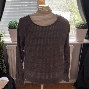 Grå stickad tröja  - Säljer denna fina grå stickade tunna tröjan i xs från Only, för att den inte kom till användning. Aldrig andvänd bara testat, små knottrig🤍