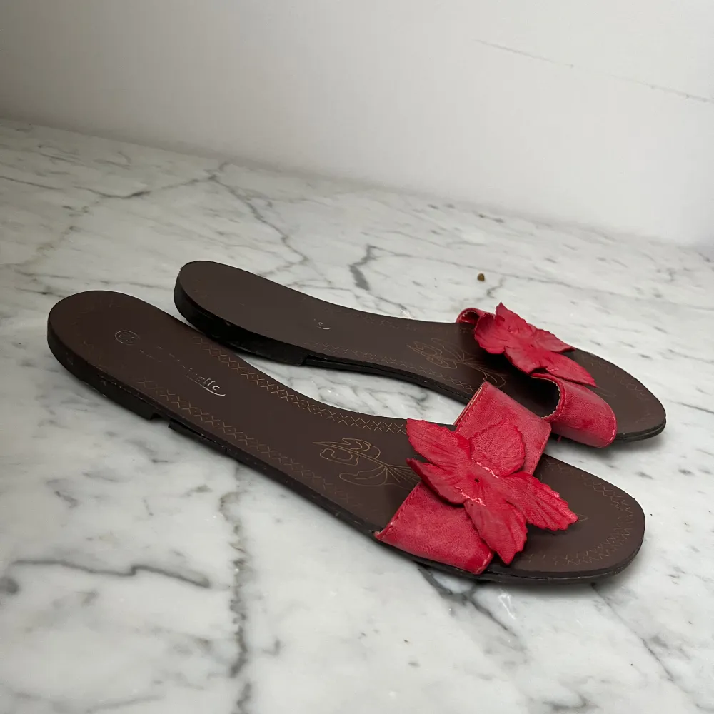 Sandaler med söta röda blommor🌺. Skor.