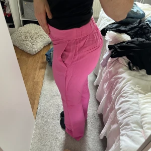 Linnebyxor - Rosa linnebyxor från Hm som tyvärr inte passar mig längre. Byxorna är i storlek 34💖Återkom om du har frågor eller vill ha fler bilder!!