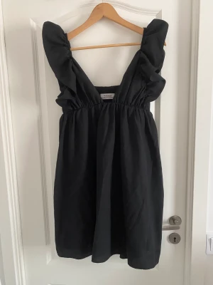 Klänning Chiquelle S - Jättesöt sommarklänning med volang på axlarna. Säljer för passar inte på mig.  Funkar till både S och M 