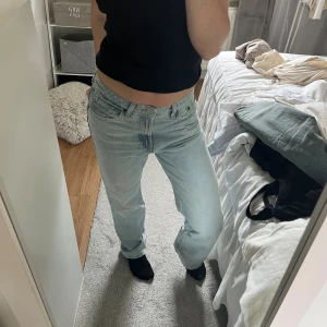 Jeans  - Jeans från Zara i en super fin ljusblå tvätt. Jeansen är i storlek 38, men passar mig som vanligtvis annars bär 1-2 storlekar mindre. Passar perfekt om man vill att de ska sitta lite mer ”lowwaisted”. Hör av dig vid frågor/ fler bilder!! 