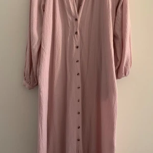 Rosa modest klänning  - En jätte fin rosa sommar klänning. Kommer med en matchande bälte. Jätte fin för sommaren använd men i god skick.