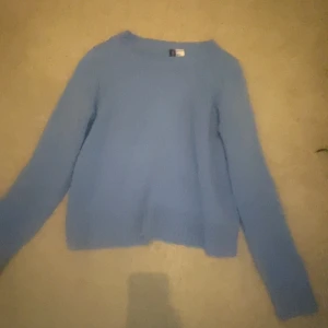 jättesöt stickad blå långärmad tröja - Nyskick och använts 1 gång då den inte kommits till användning av mig, köptes från h&m för 250kr och är helt slutsåld, fint material 🩷🩷köparen står för frakt, o pris kan diskuteras💕💕