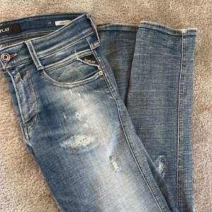 Säljer dessa sjukt snygga Replay anbass jeans i toppen skick! Knappt andvända, storlek 29/32😎