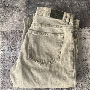 Gråa low straight jeans från gina tricot stl 38 - Använda nån gång, nypris 500, Low straight jeans, är insydda lite bakom storlekskappen då jag tycker modellen är lite stor i midjan, så sitter perfekt nu! 