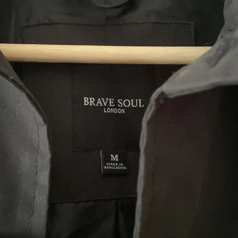 En snygg svart rock från Brave Soul, inköp i Glasgow, Skottland. Säljer pga att den har blivit för liten för mig. . Jackor.