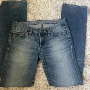 Säljer dessa low Rise bootcut jeans, passar någon som är runt 163-170 de har längden 32, storlek 34 i midjan! De är i super bra skick och köpta på en vintage affär💕 skriv om ni undrar något 