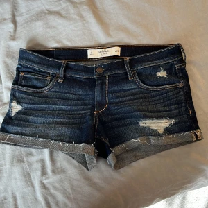 Jeansshorts  - Jätte snygga trendiga jeansshorts som är förstora i midjan. Midjemått 28 och storlek 6 som motsvarar 36-38