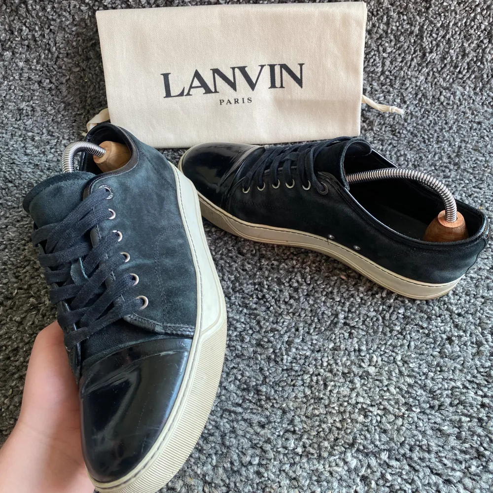 Säljer dessa riktigt feta lanvin painted Cap toe i färgen mörkgrön/mörkblå, mycket bra skick, liten defekt på toecap (se bild 4,5) men inget som mörks vid användning, dustbag ingår, bättre pris vid snabb affär, hör av dig vid intresse! . Skor.