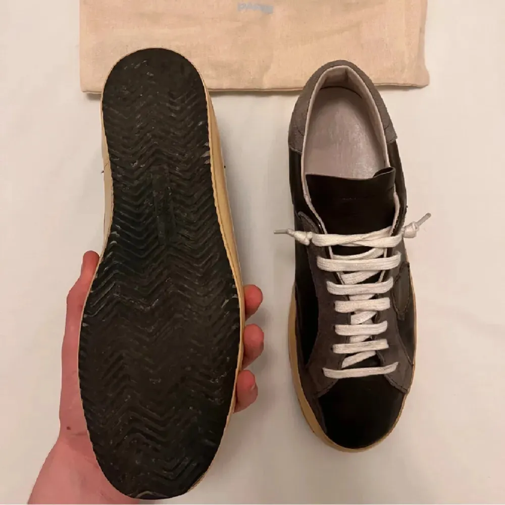 Säljer nu dessa unika och feta skor ifrån Philippe modell, dom är i bra skick och i storlek 43 men pssar dig som har 41-42. Skor.