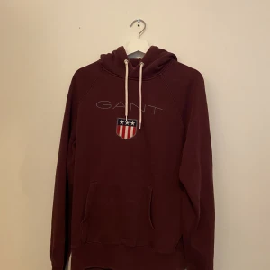  hoodie  - Vinröd Gant hoodie st L 