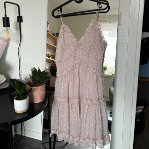 Klänning  - Superfin rosa klänning. Använd endast ett fåtal gånger! 😊