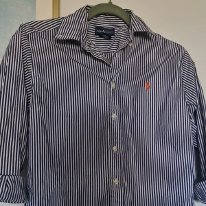 Ralph Lauren skjorta  - Säljer Ralph Lauren skorta 💙🤍 Det står "M" på etiketen men det passar även S. ✨️