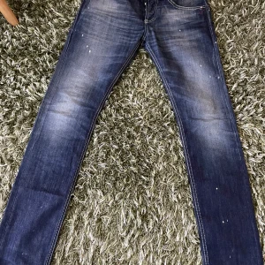 Dondup  - Säljer nu dessa dondup jeans i Modelen lucky. Storlek 33 i perfekt skick och endast använda 1 gång// hör av dig vid övriga frågor eller intresse 