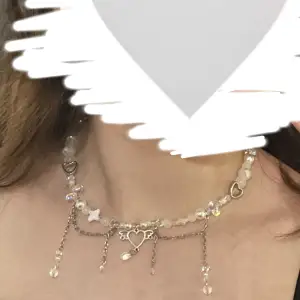 jättesöt vit halsband med hjärtan! köpt från shein 🤍🤍