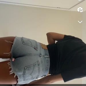 Levis shorts - Säljer jeans shorts från Levis 501❤️köpta på sellpy förra sommaren, storlek XS