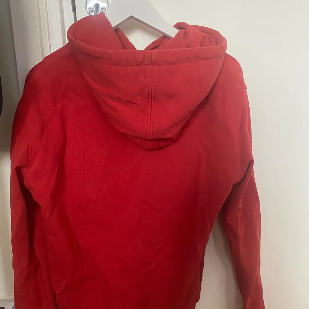 Röd Ami Paris hoodie, strlk S, använd ett fåtal gånger, Fint skick, köpare står för frakten, pris kan diskuteras vid snabb affär. Hoodies.