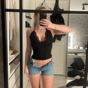 Topp - Säljer detta skit snygga linnet från Nelly då det inte kommit till användning. Nyskick och perfekt till sommaren🫶🏻