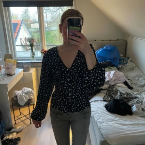 Marinblå blus - Marinblå blus köpt på MQ för 900 kr men säljer för 450. Använd fåtal gånger och är i superfint skick. Säljer för att den inte kommer till användning. Är i storlek M men passar S. Skriv för mått eller fler bilder.