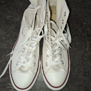 Vita converse  - Nya, köpt för en vecka sen.