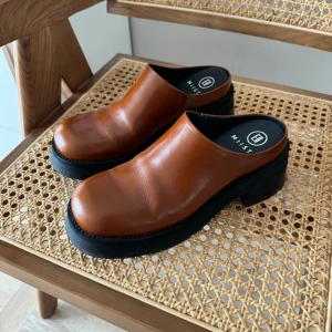 Miista Odile mules - Odile mules från Miista i läder. Storlek 38. Knappt använda så i mycket bra skick! Nypris runt 2000kr.