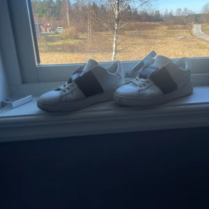 Valentino Opens - Valentino Opens storlek 43, använda men gott skick. Ingår: Box, Dustbag, Kuvert, Kvitto (Digitalt). Vid frågor är det bara att skriva😊