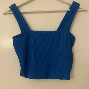 Blått Linne - New Yorker - Ett blått linne från New Yorker. Använd fåtal gånger, i gott skick!❤️ Kortare i modellen med lite tjockare axelband. *Tvättas Alltid*