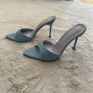 Jeans klackar  - Aldrig använt. Storlek 40 men passar även dom som har storlek 39