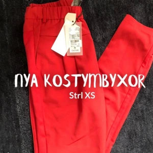 Röda kostymbyxor  - Aldrig använda så byxorna kommer i nyskick! Rak passform och mycket bekväma i mjuk textil ❤️ Strl XS