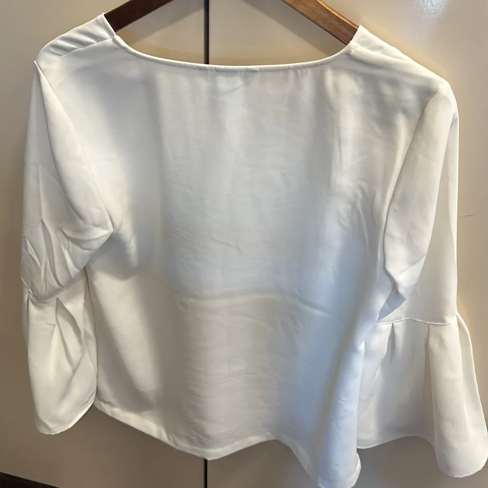 Säljer denna vita blus från hm i storlek 36. Tröjor & Koftor.
