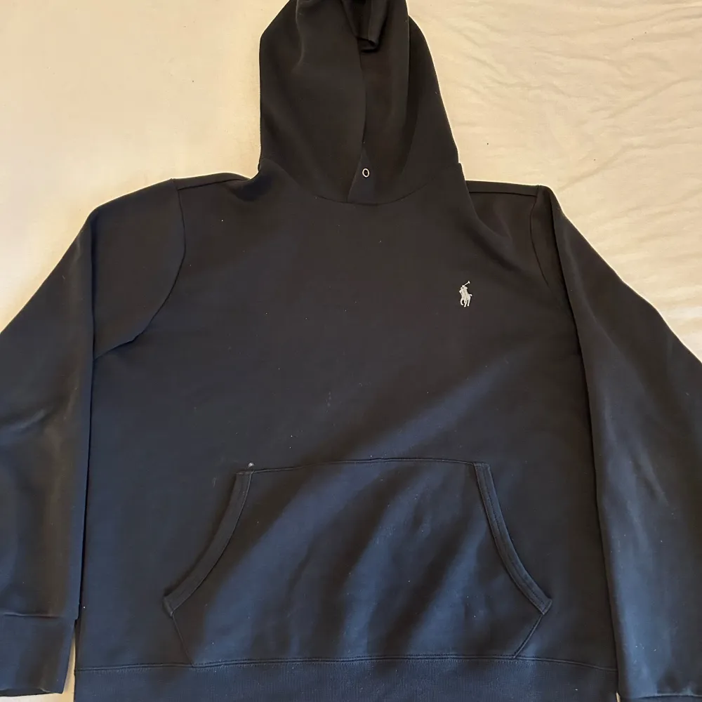 En svart RL hoodie i storlek L men som passar M den har bara använts Max 10ggr. Den är i mycket bra skick☺️  Pris kan diskuteras🥰  Original pris 2195kr🍾  Bara att skriva om ni har frågor✅. Hoodies.