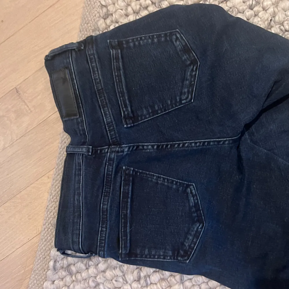Jättefina mörkblåa utsvängda jeans med snörning både upptill o nertill. Innebenslängden är 69cm o midjemått rakt över är 31cm. Tyväär för små så säljer💓. Jeans & Byxor.