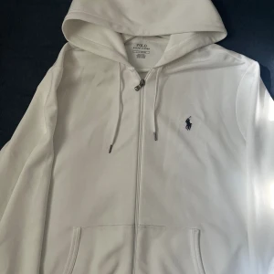 Polo Ralph Lauren Zip up Hoodie  - Beställde den här koftan från boozt för ungefär 5 månader sen men den var för stor och därav säljet jag den. Äkta i 10/10 skick nypris 2000kr. Den är väldigt stor i storlek och sitter nog bäst på XL