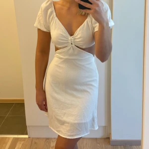 Vit klänning med cutout  - Aldrig använd, minns ej vart köpt men skulle tippa på gina/bikbok/shein🥰(klipper alltid av lappar) öppen rygg. 