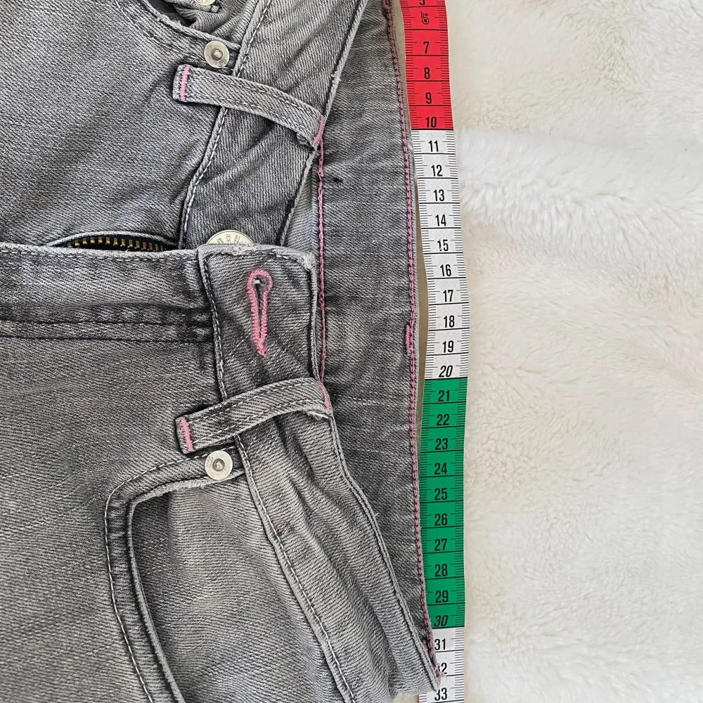  Gråa jeans shorts som är låga i midjan och i dom så står det inte någon storlek men jag skulle säga att dom är i storlek XXS💗 . Shorts.