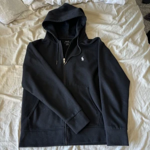 Polo Ralph lauren hoddie - Säljer nu denna polo Ralph lauren hoddin, cond 9/10 inga skador bara lite smutsig, storlek S!