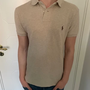 Ralph Lauren piké  - En beige Ralph Lauren piké utan fläckar eller defekter. Nypris 1200 mitt pris 450. Skriv om du har någon fråga😄