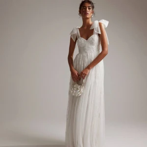 Aftonklänning  - Så sjukt fina delatjer på denna klänning!!😍 Passar perfekt som balklänning eller bröllopsklänning! 💃 Slutsåld i mindre storlekar på ASOS, aldrig använd. 