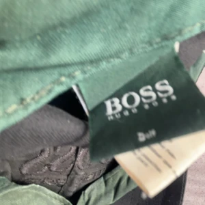 Hugo boss keps  - Använd Hugo boss keps. Sliten och sånt därför ja säljer för billigt