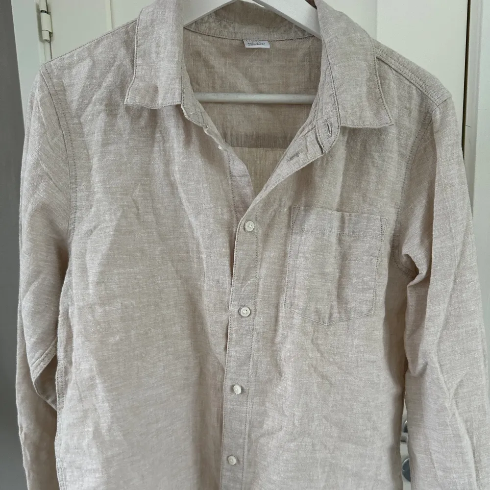 en riktigt snygg linne skjorta i ljus begie , i skicket 10/10. perfekt nu till sommaren🤩🤩 Hör av er vid frågor&bilder🙏🏽. Skjortor.