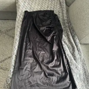 Fint skick svart kjol med slits