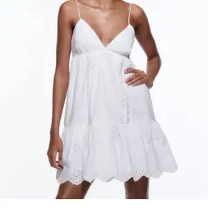 säljer en jättefin vit klänning. Perfekt till konfirmation eller skolavslutning💘 Den är använd 1-2 gånger, så perfekt skick. Kan tänka mig att sänka priset