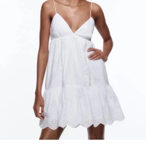 Zara klänning - säljer en jättefin vit klänning. Perfekt till konfirmation eller skolavslutning💘 Den är använd 1-2 gånger, så perfekt skick. Kan tänka mig att sänka priset