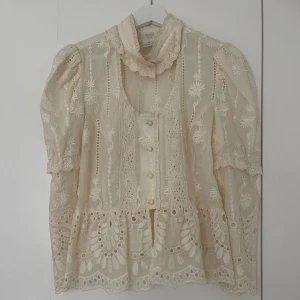 Blus - Anna Sui!  - Använd fåtal ggr. Inget att anmärka på förutom kanske småsmå sminkfläckar på insida krage. Har handtvättat den men annars krävs kemtvätt för att ta bort dom små fläckarna (blusen handtvättas/kemtvättas endast). Storlek ”6” men passar storlek S/M