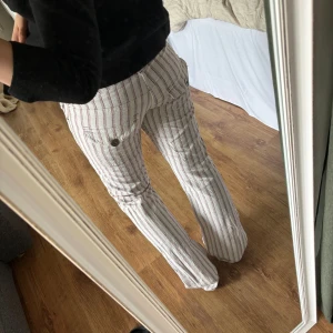 Lågmidjade jeans - Asnajs lågmidjade jeans med coola fickor. En strl S/M, midja: 40 cm, innerben 77 cm. 