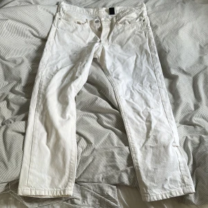 Ljusbeige Jeans - Ljusbeige byxor från H&M. Storlek 34. Slim fit. True to size. Inga skador eller fläckar!