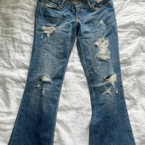 Lågmidjade jeans - As snygga jeans med slitningar💕 mkt bra skick, men tyvärr för små för mig